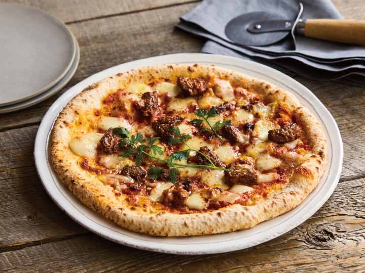 トマト煮込みの牛スネ肉のミラノ風ピザ（国産牛肉使用）