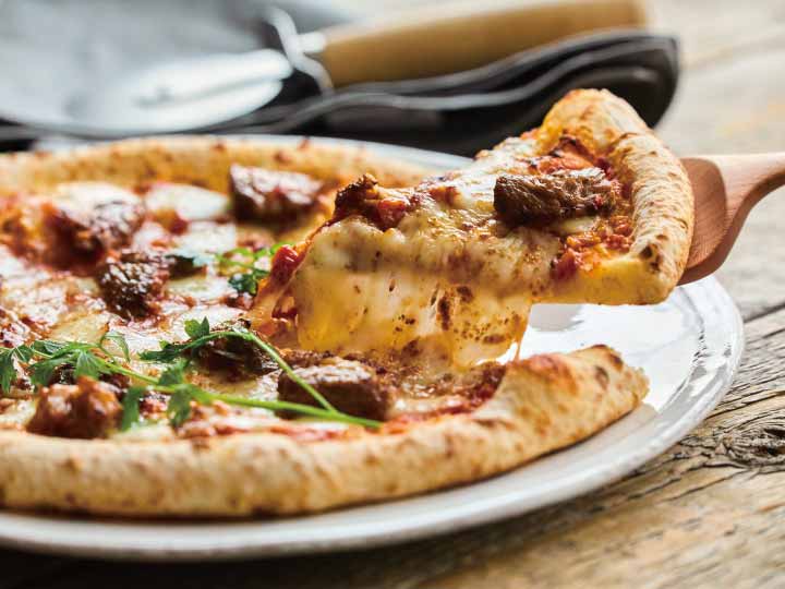 トマト煮込みの牛スネ肉のミラノ風ピザ（国産牛肉使用）_2