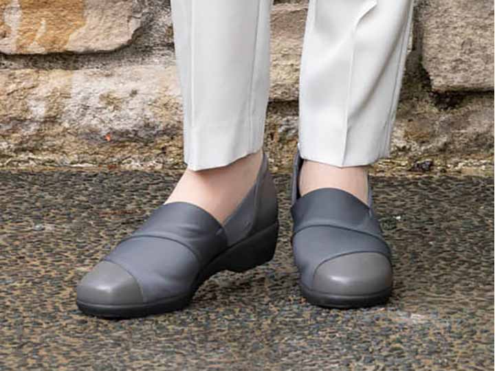 予約　ミスキョウコ　4Ｅ撥水ストレッチスリッポン（グレージュ）22.0CM_3
