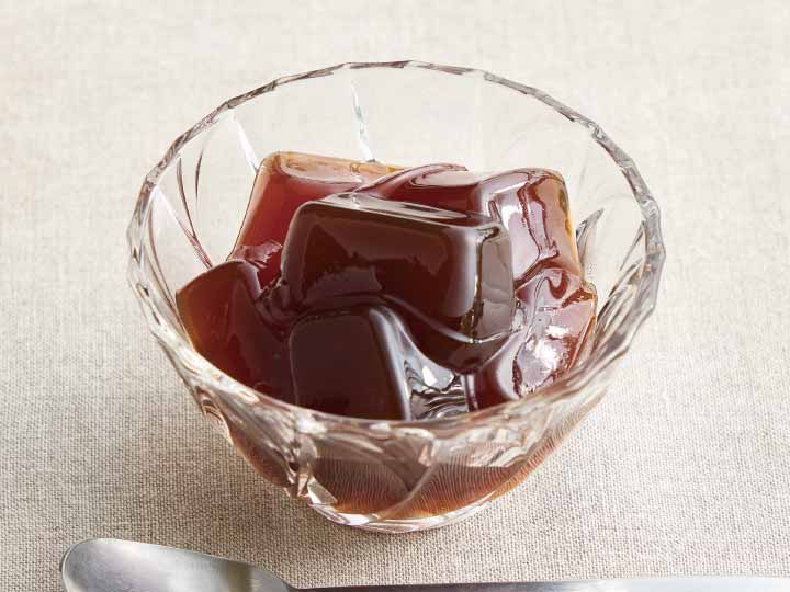 ぷるん、やさしい甘み　ほうじ茶寒天ゼリー（有機宇治茶使用）
