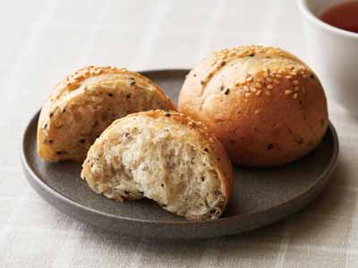 サラのごまの香りたつ白黒ごまプチパン写真