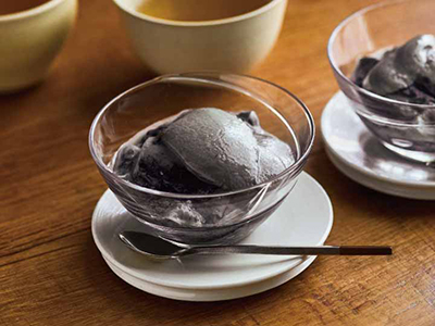 国産大豆の豆乳使用　まったり黒ごま豆乳プリン写真