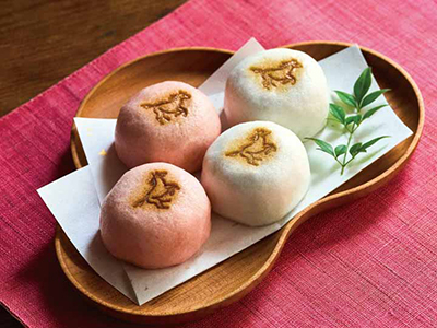 謹賀新年 干支の上用饅頭(午)紅白写真